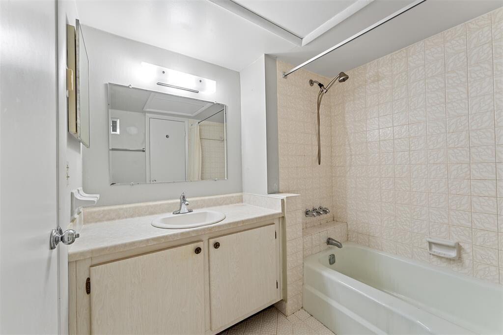 OAKLAND GROVE VILLAGE CONDO - Residential