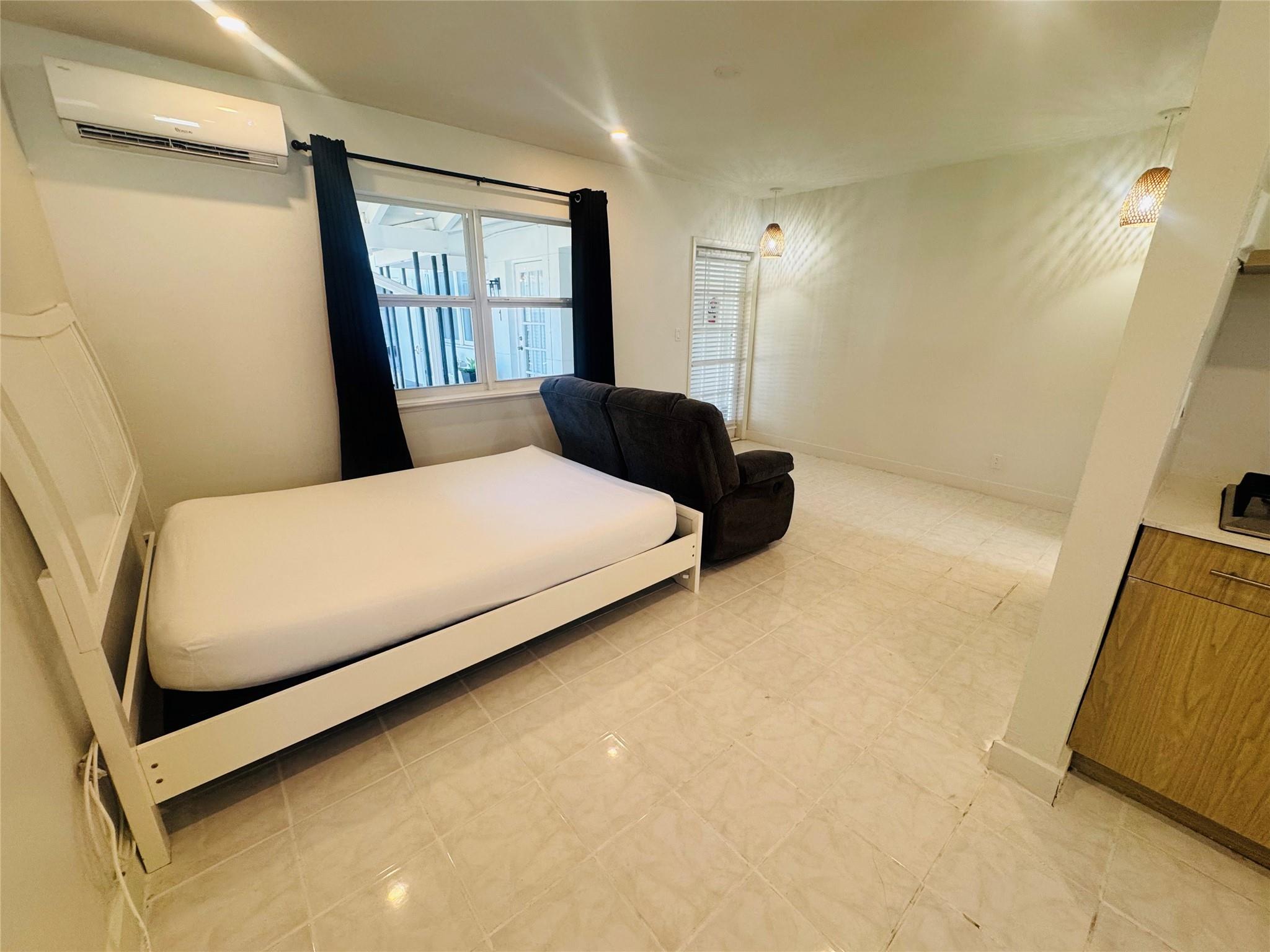 Hollywood 1-21 B - Residential Lease