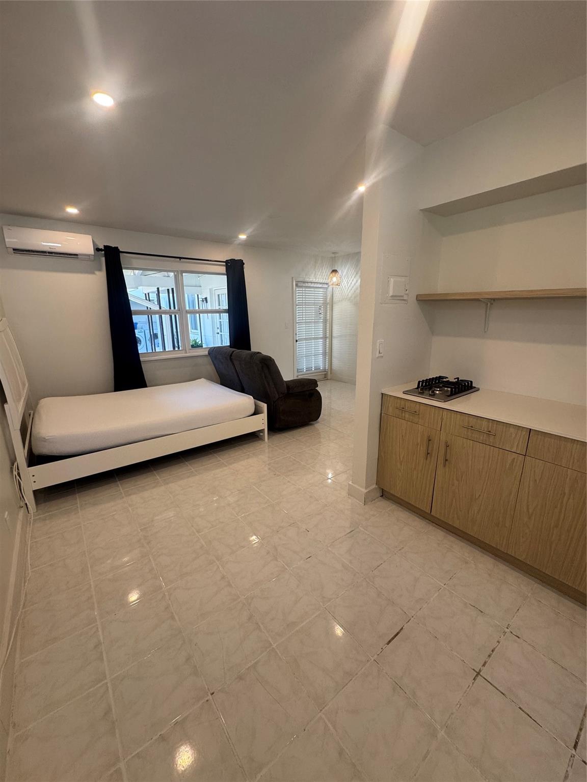 Hollywood 1-21 B - Residential Lease