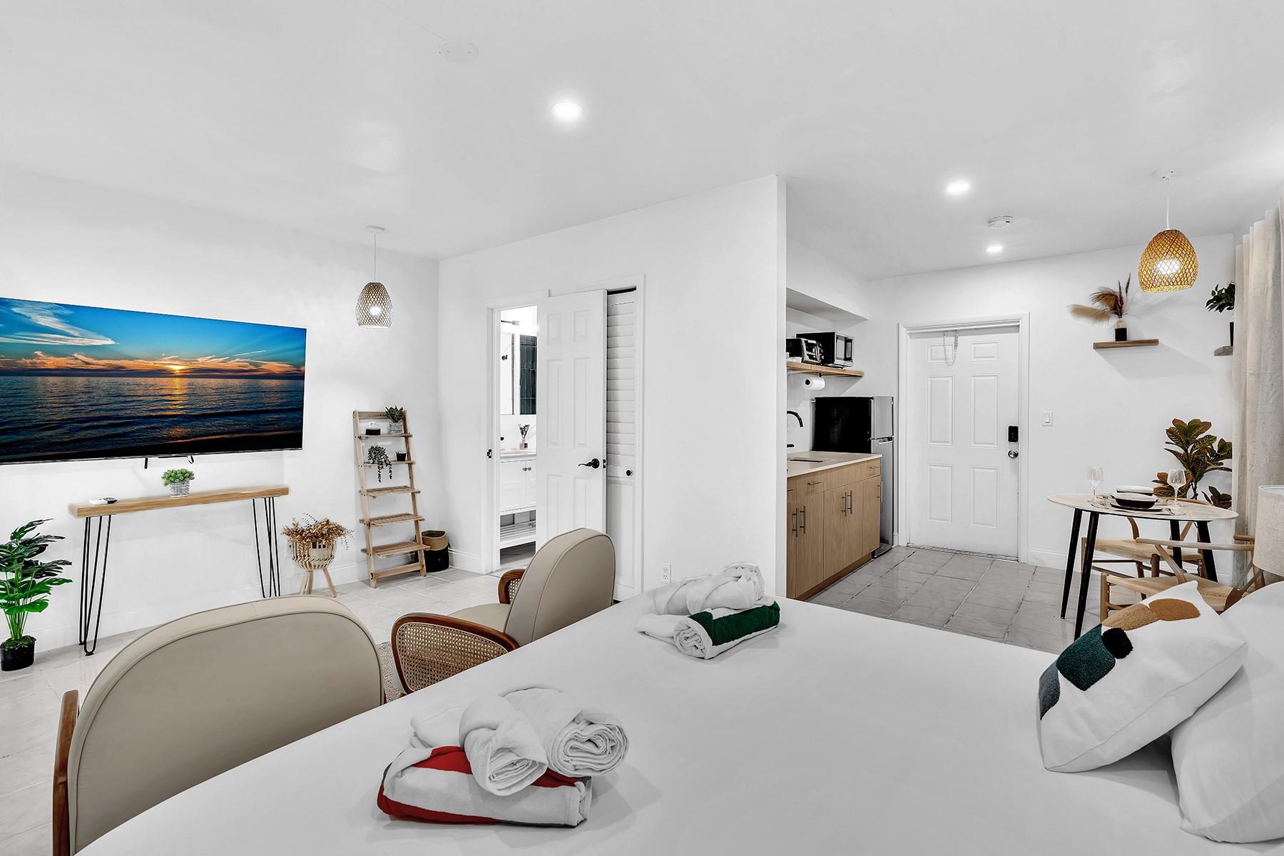 Hollywood 1-21 B - Residential Lease