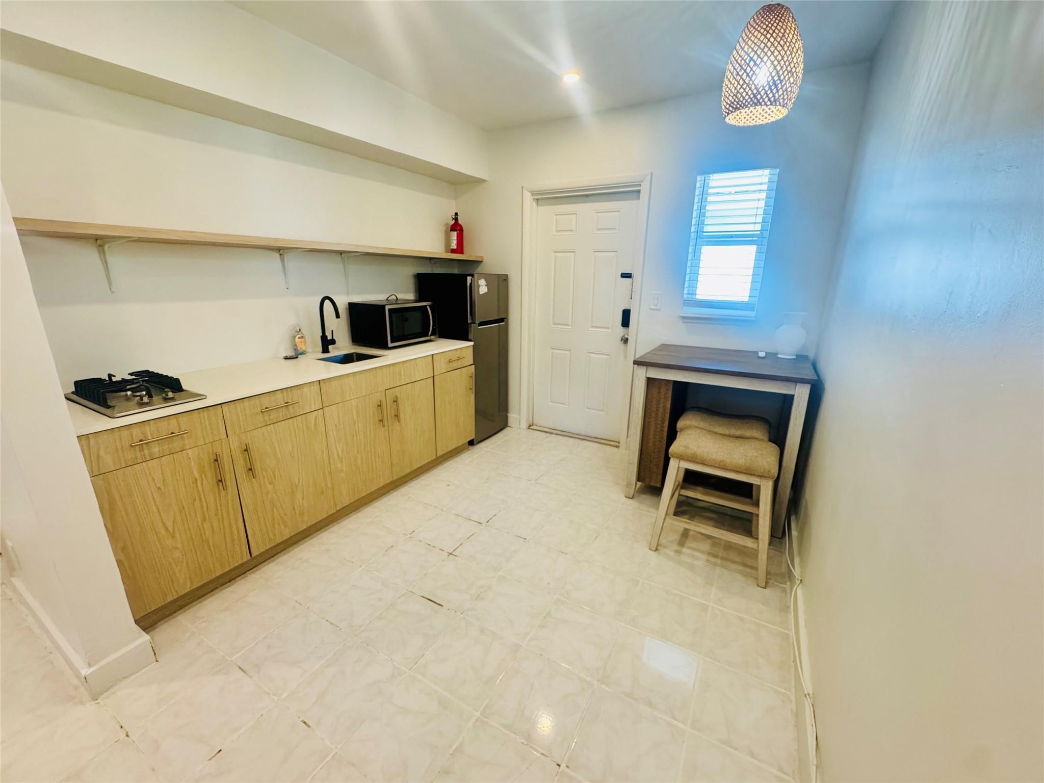 Hollywood 1-21 B - Residential Lease