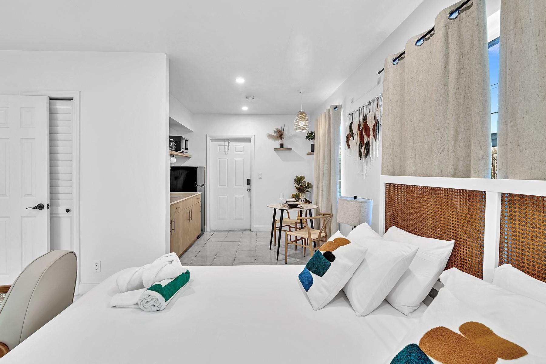 Hollywood 1-21 B - Residential Lease