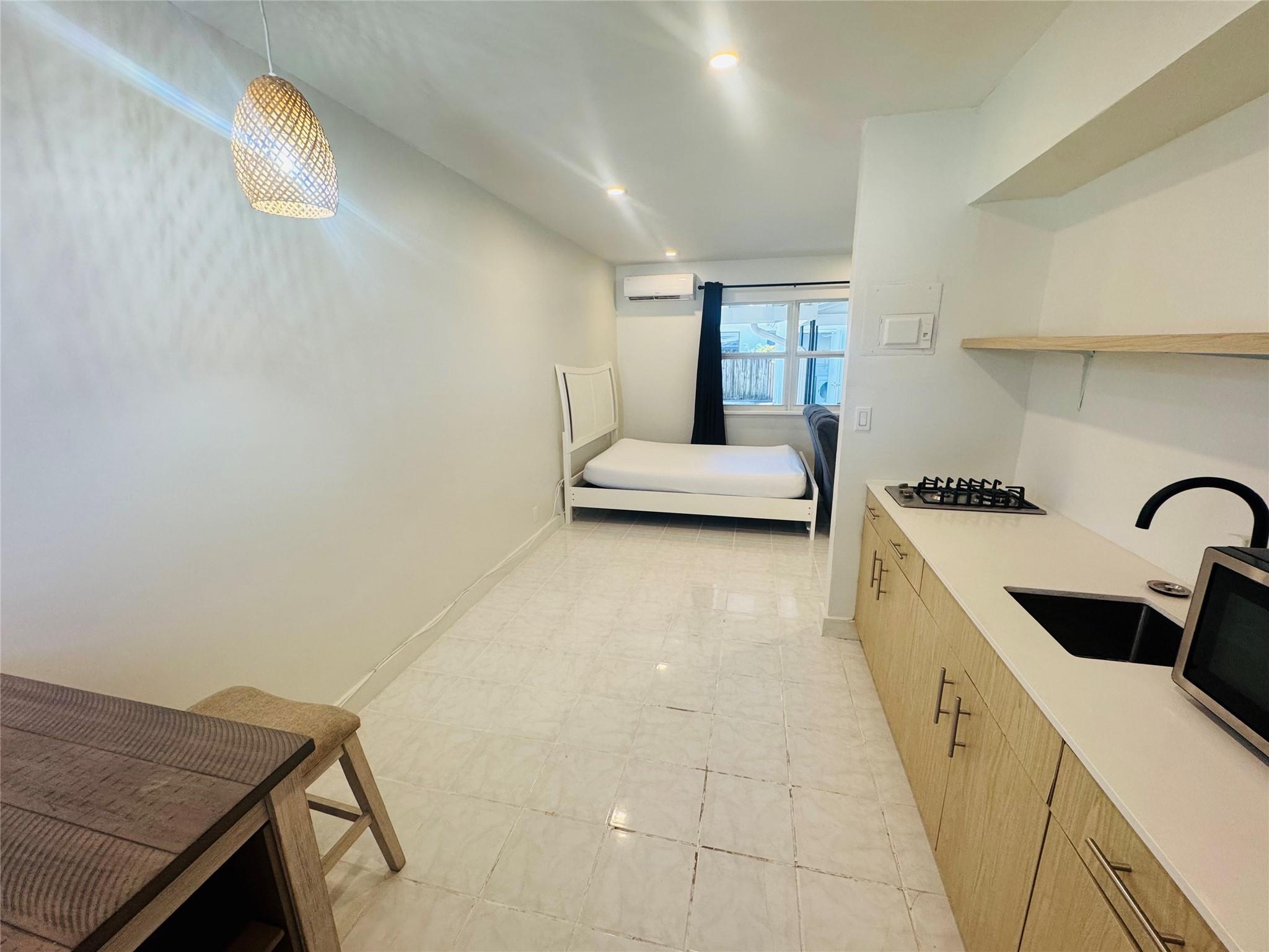 Hollywood 1-21 B - Residential Lease