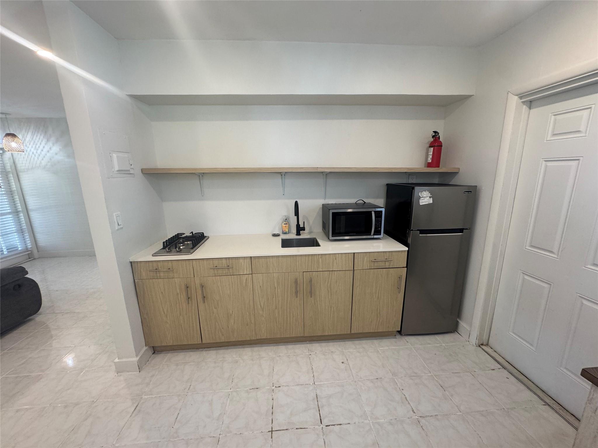 Hollywood 1-21 B - Residential Lease
