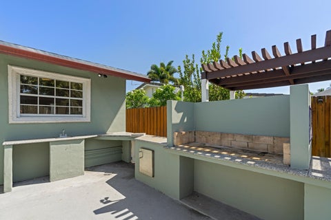 Tiny photo for 930 SE 10TH Court, Pompano Beach, FL 33060 (MLS # B26071887)