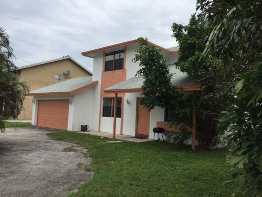 Large two story in wonderful neighborhood near Regional park. Convenient to the Sawgrass Expressway. Newly painted, new carpet.