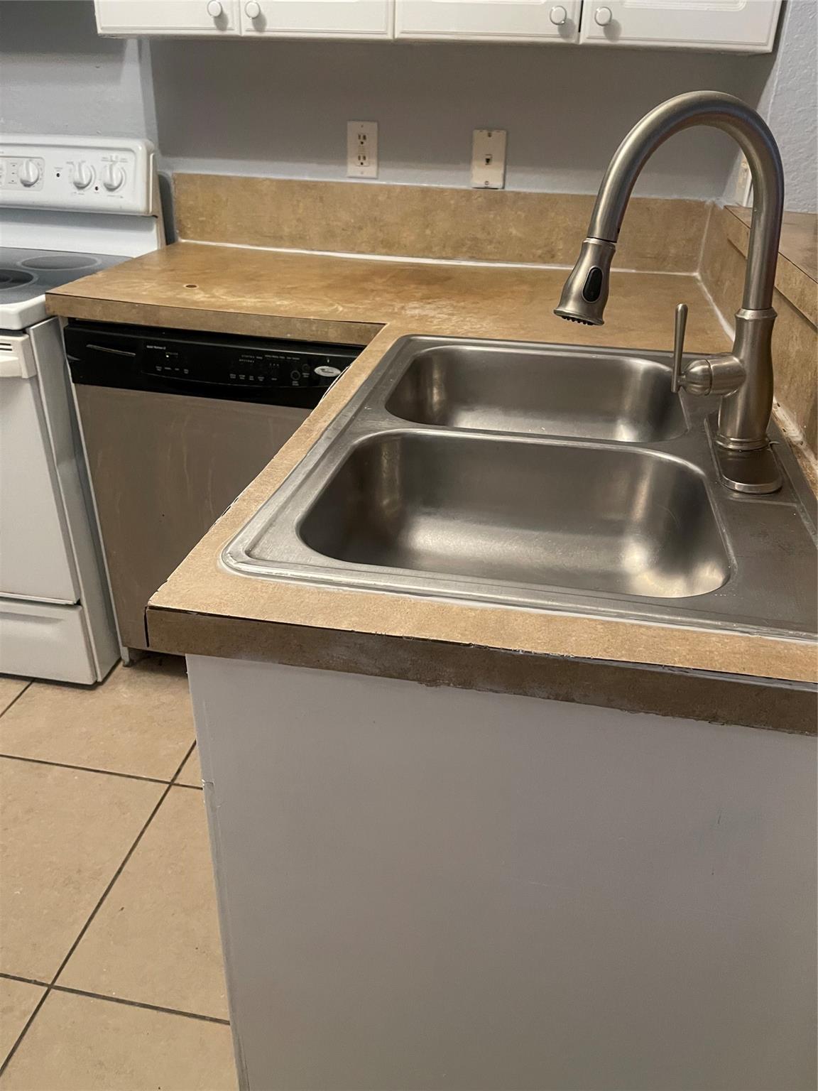 2225 Laura Ln