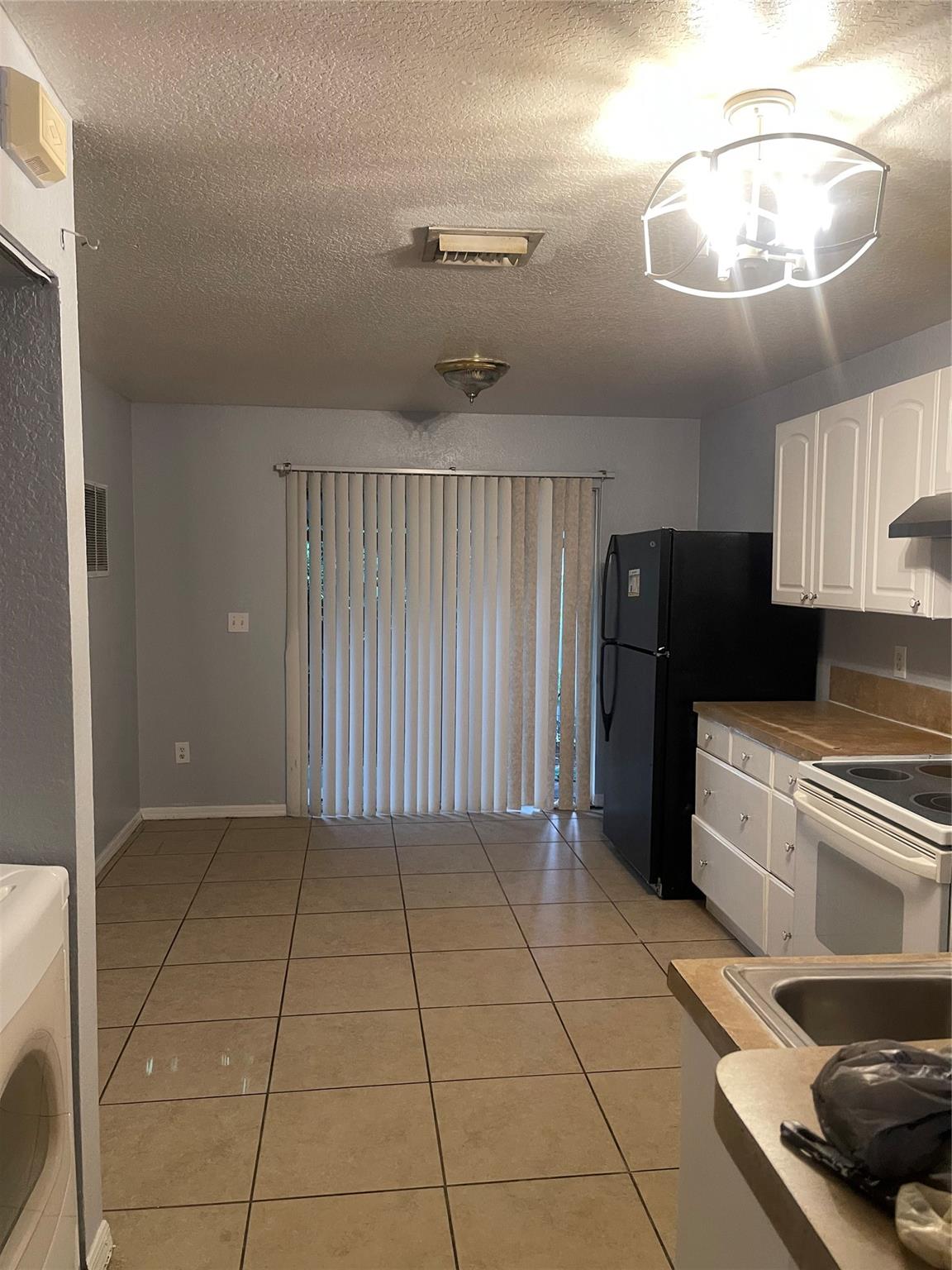 2225 Laura Ln
