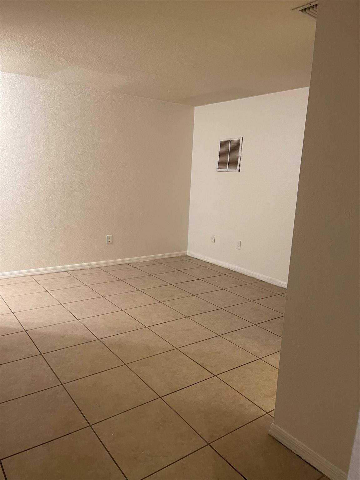 2225 Laura Ln
