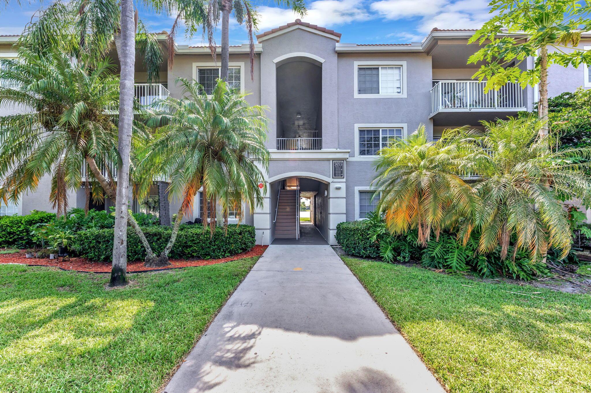 Looking for a spacious split 2BR/2BA apartment in Coconut Creek? This well-maintained 3rd-floor unit offers high ceilings in a gated community and is exactly what you're looking for. Plus, enjoy the proximity to restaurants, shopping, and medical facilities, right in front of Monarch High School - the location is ideal. Schedule a tour now! Easy to view. Don't miss out!