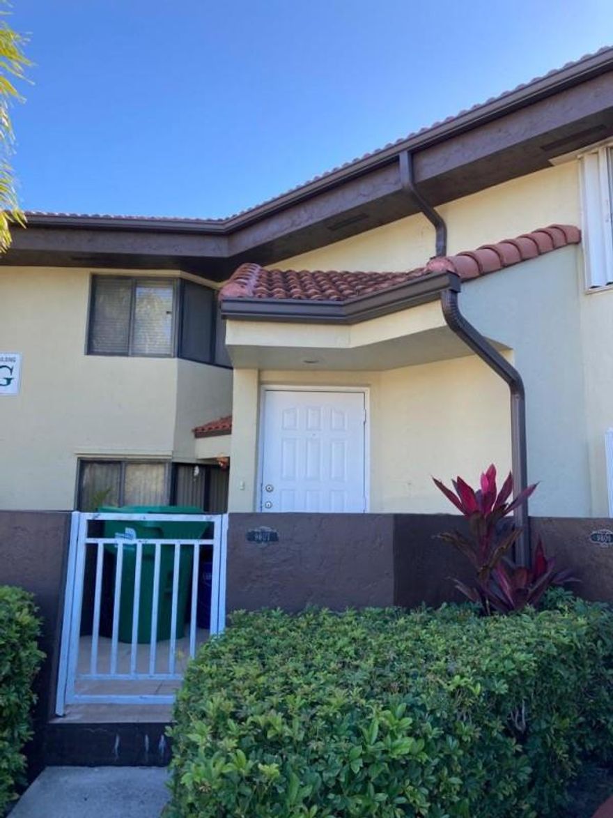 SPACIOUS WELL MAINTAINED 2/2 CONDO IN ESPRIT. SECOND FLOOR UNIT TILED THROUGHOUT WITH LARGE BEDROOMS, PRIVATE COVERED SCREENED-IN PATIO, REMODELED KITCHEN, FRONT LOAD WASHER & DRYER, & LOTS OF STORAGE & CLOSET SPACE. MOVE-IN CONDITION. COMMUNITY FEATURES POOL, JACUZZI, & AMPLE GUEST PARKING.