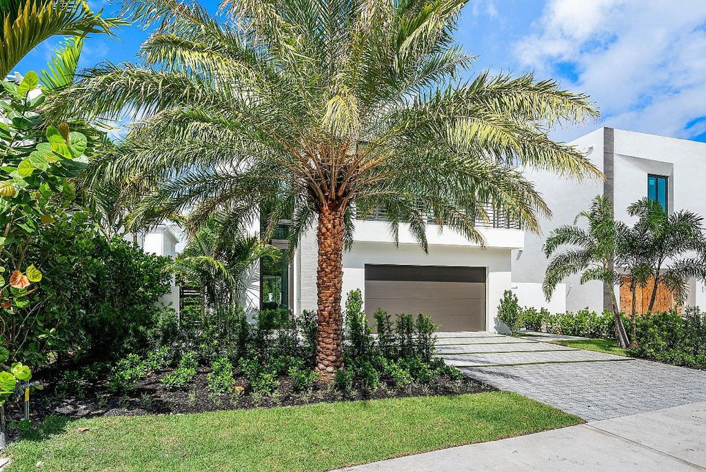Photo of 721 Lake Avenue N, Delray Beach, FL 33483 (MLS # R11132766)