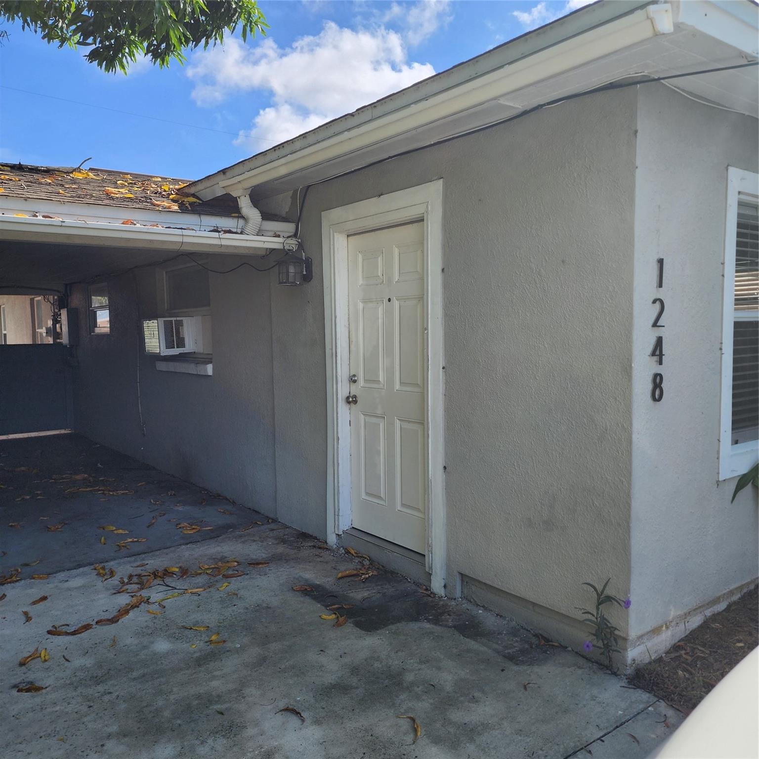 Terrific location. Downtown Vero Beach where you can bicycle, walk, golf cart. Laundry on site and a private back yard for your small dog. Near the art district, antique district and all the downtown festivities!
Credit Score requirements and typical back ground check, references.