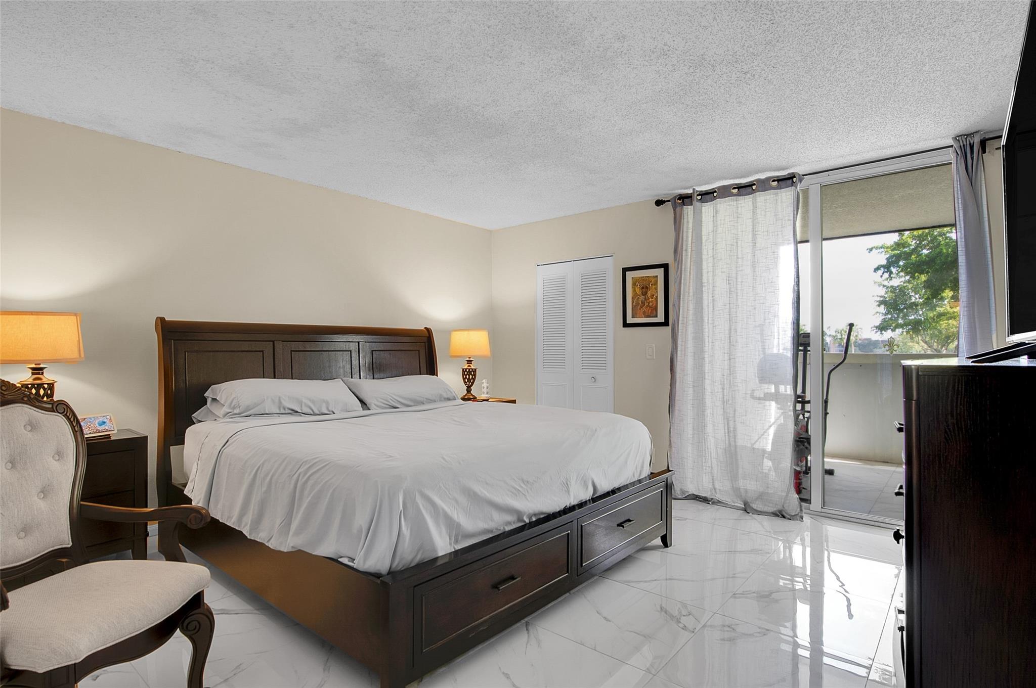 Palm Lakes Condo - Residential Lease