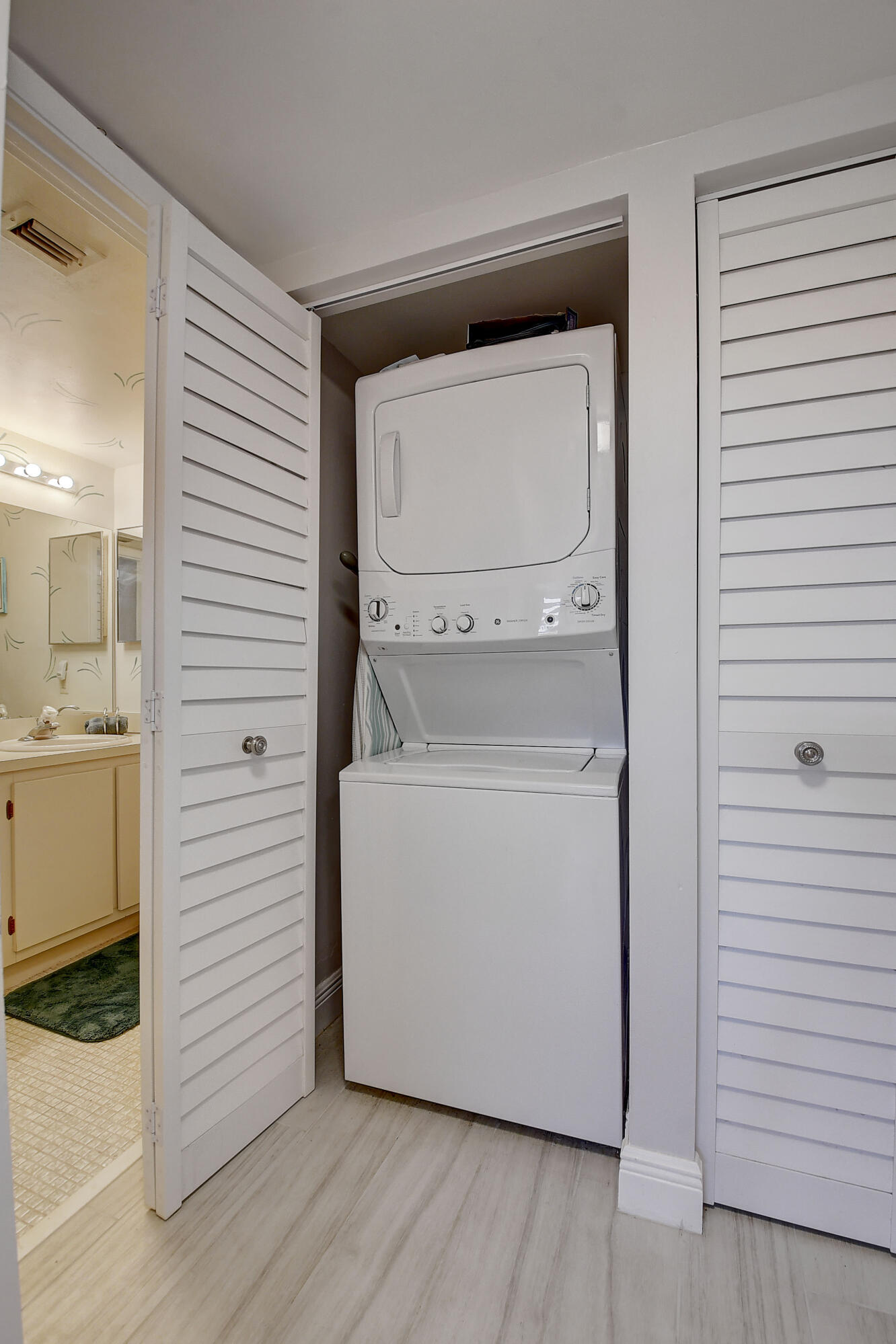 HUNTINGTON LAKES SEC TWO CONDOS - Residential