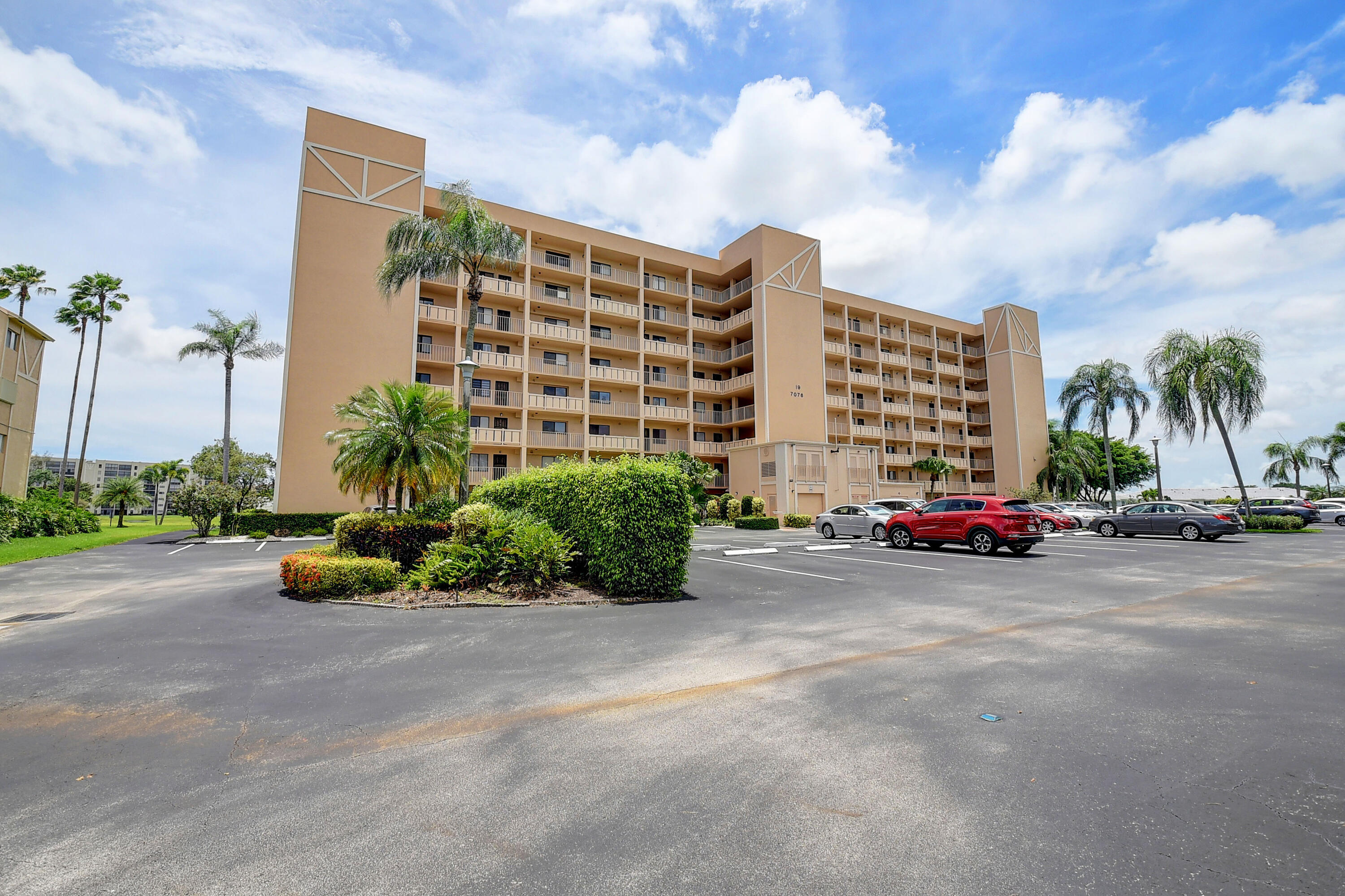 HUNTINGTON LAKES SEC TWO CONDOS - Residential