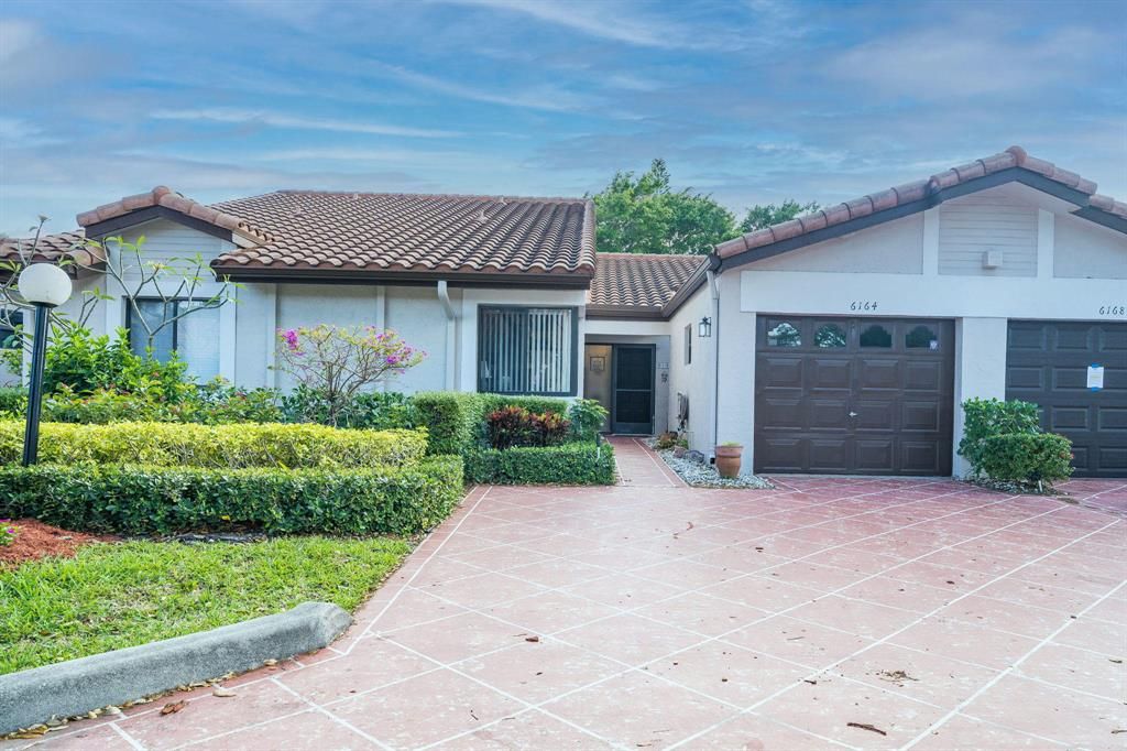 Photo of 6164 Kings Gate Circle, Delray Beach, FL 33484 (MLS # R10701137)