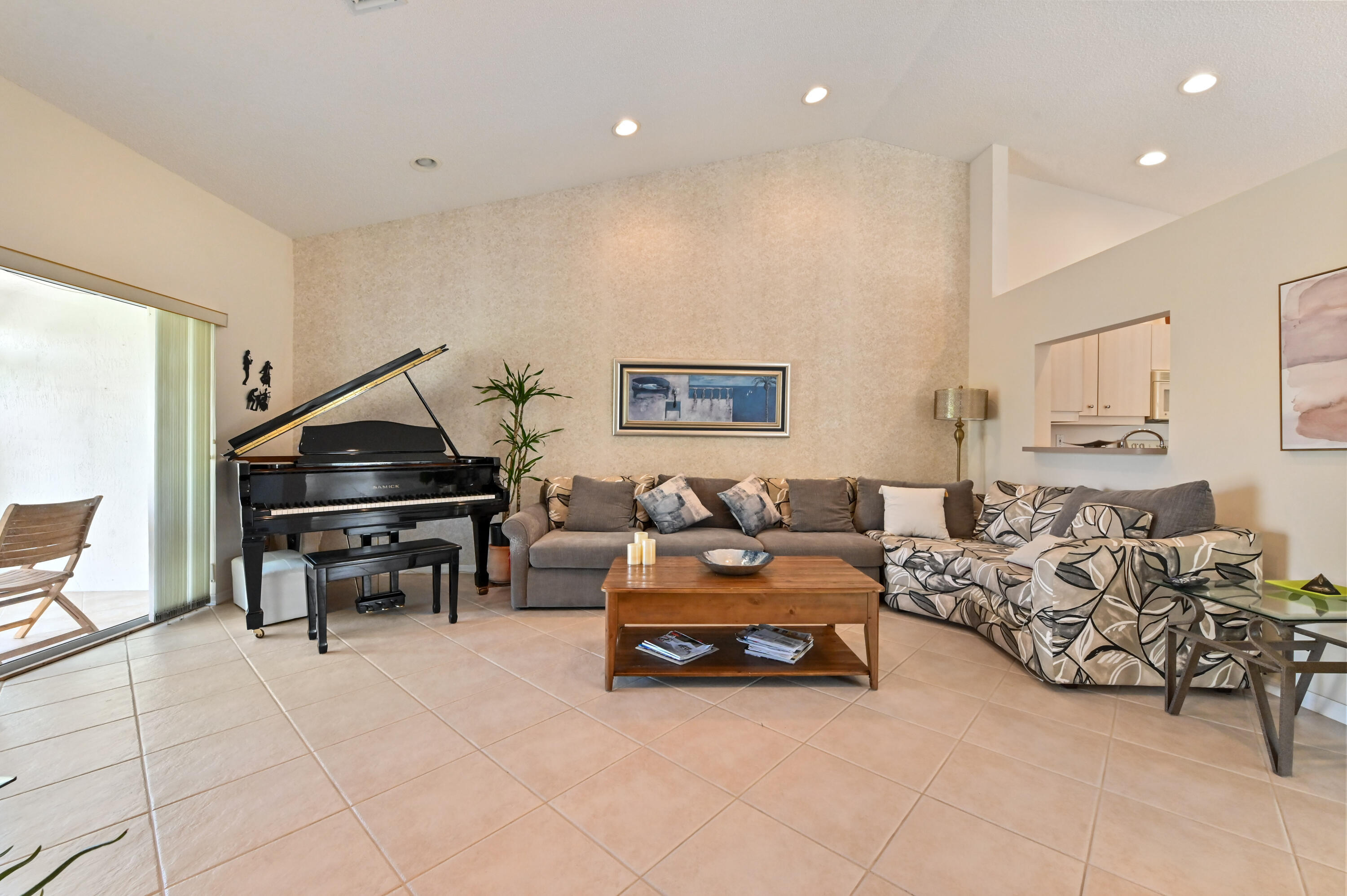 FLORAL LAKES - Residential