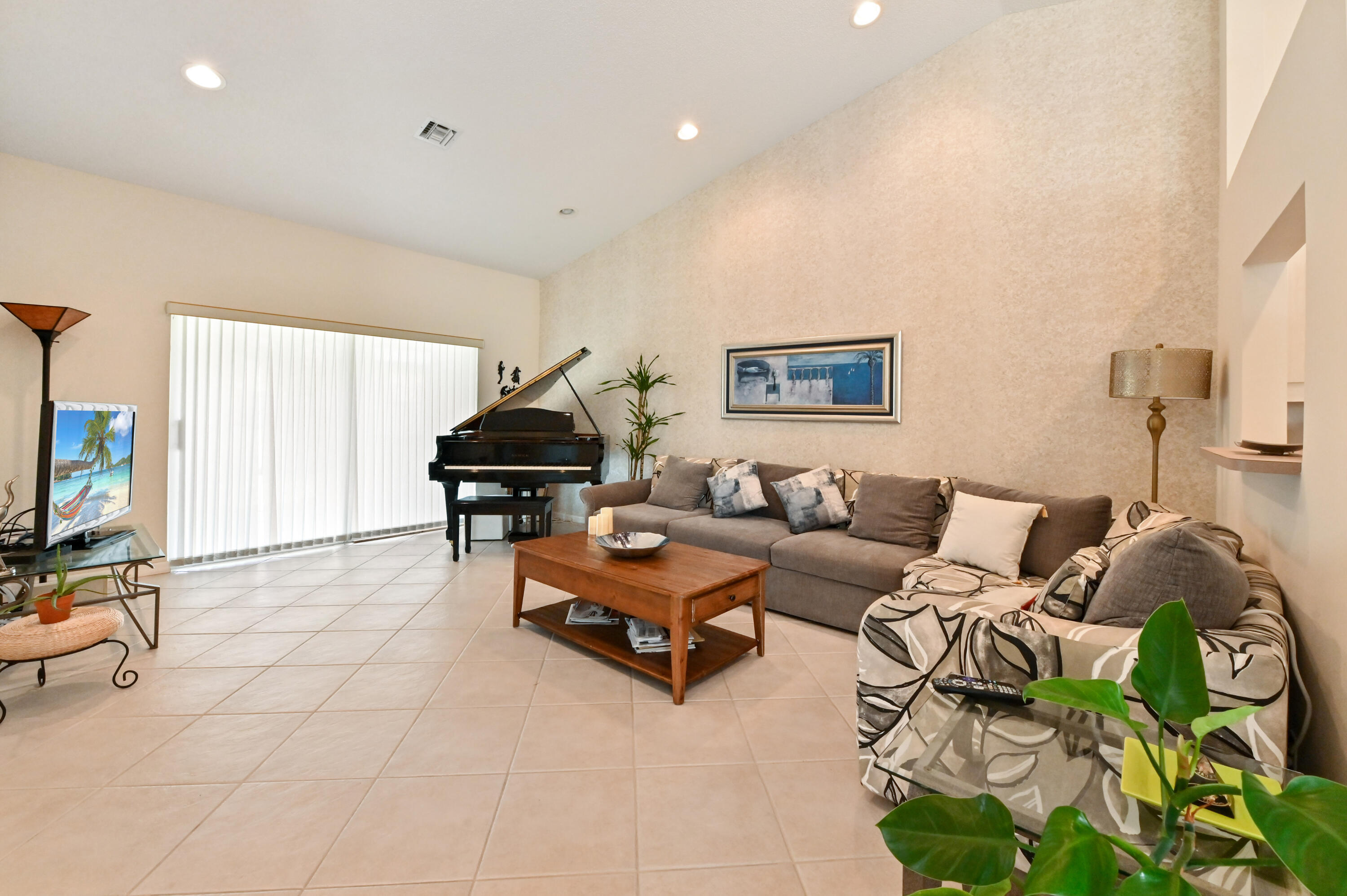 FLORAL LAKES - Residential