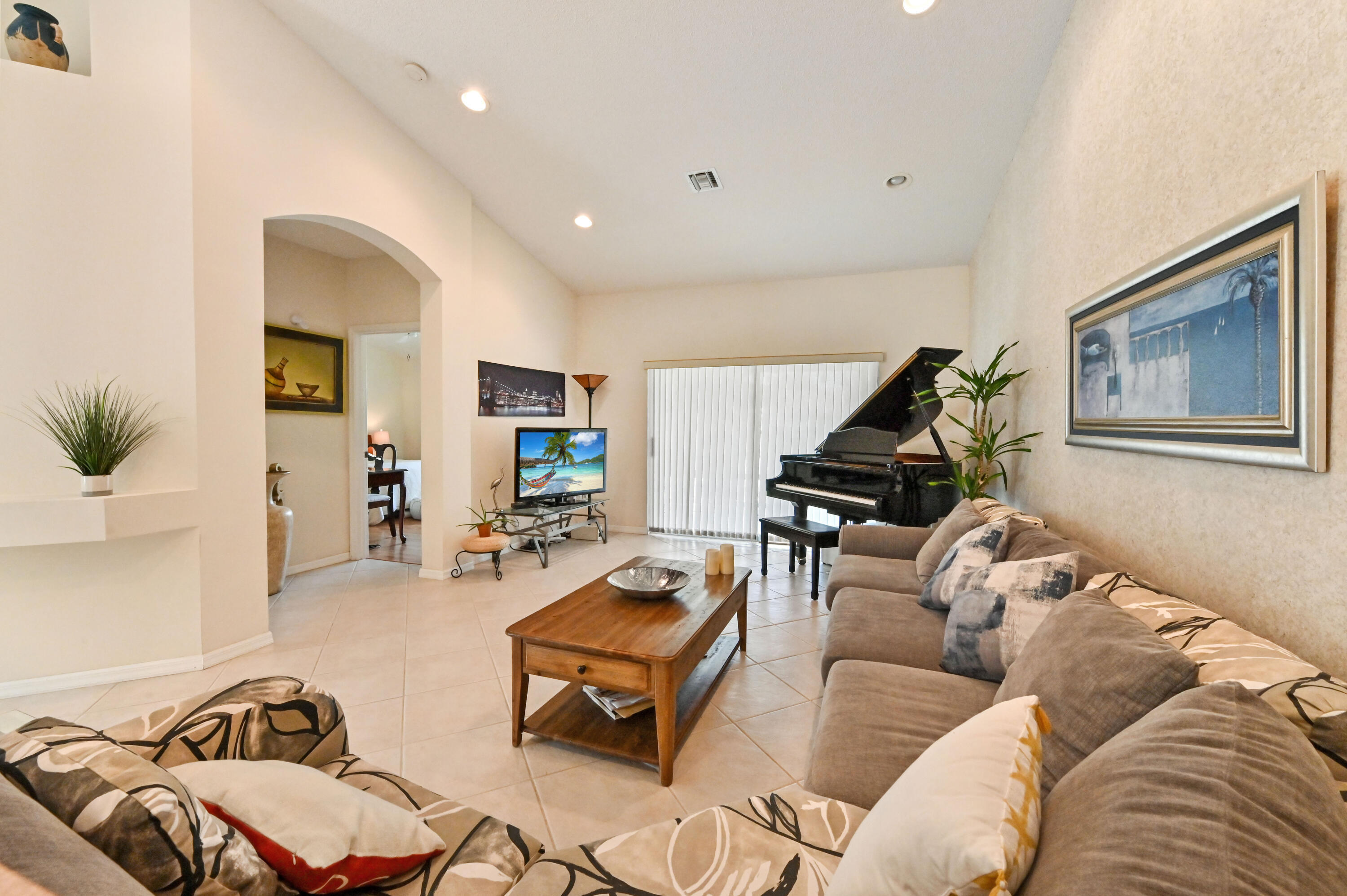 FLORAL LAKES - Residential