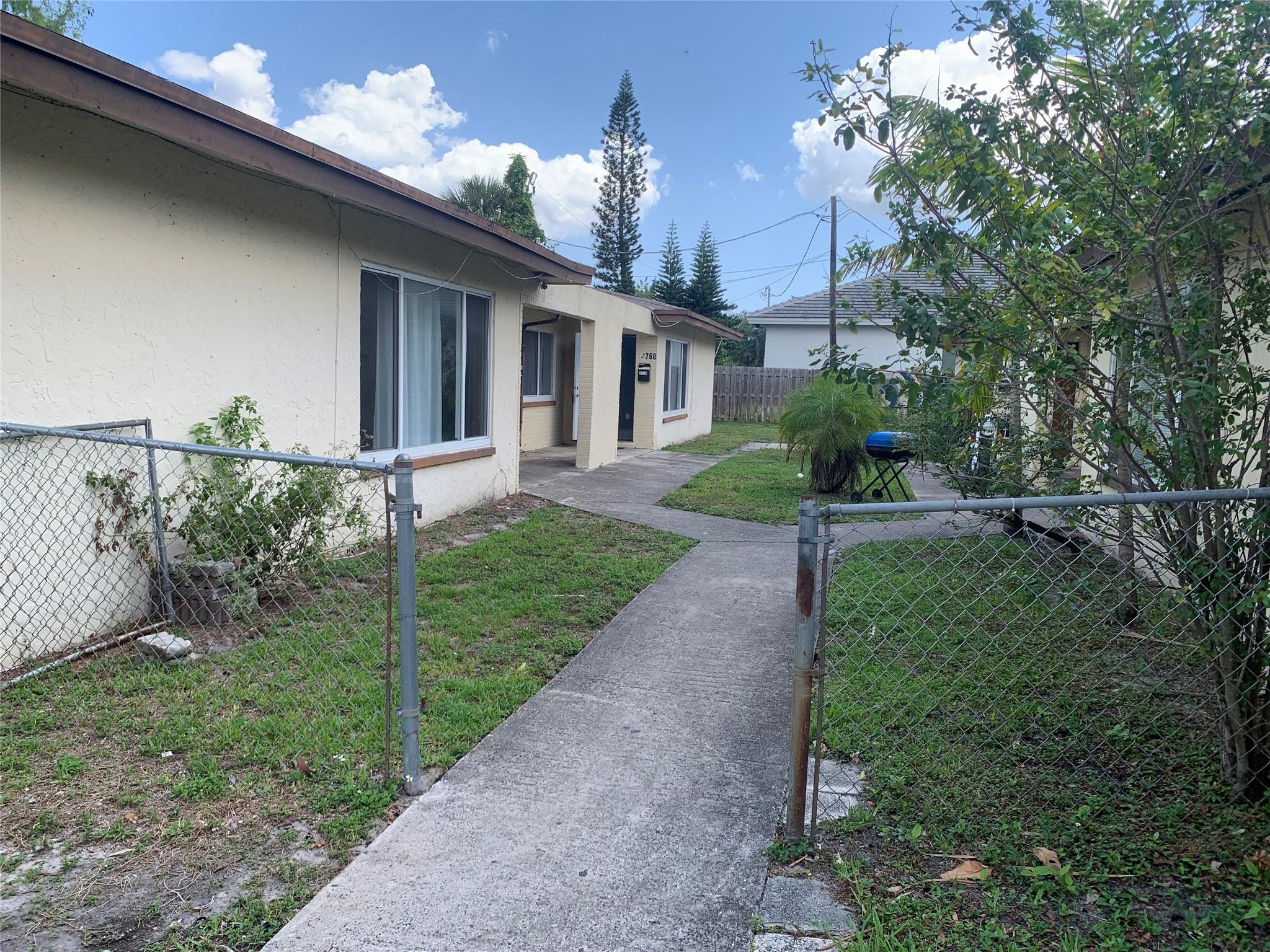 IMMEDIATE MOVE IN LARGE 3/2 UNIT IN A 3 PLEX. NO HOA. SEC 8 TENANTS WELCOME.