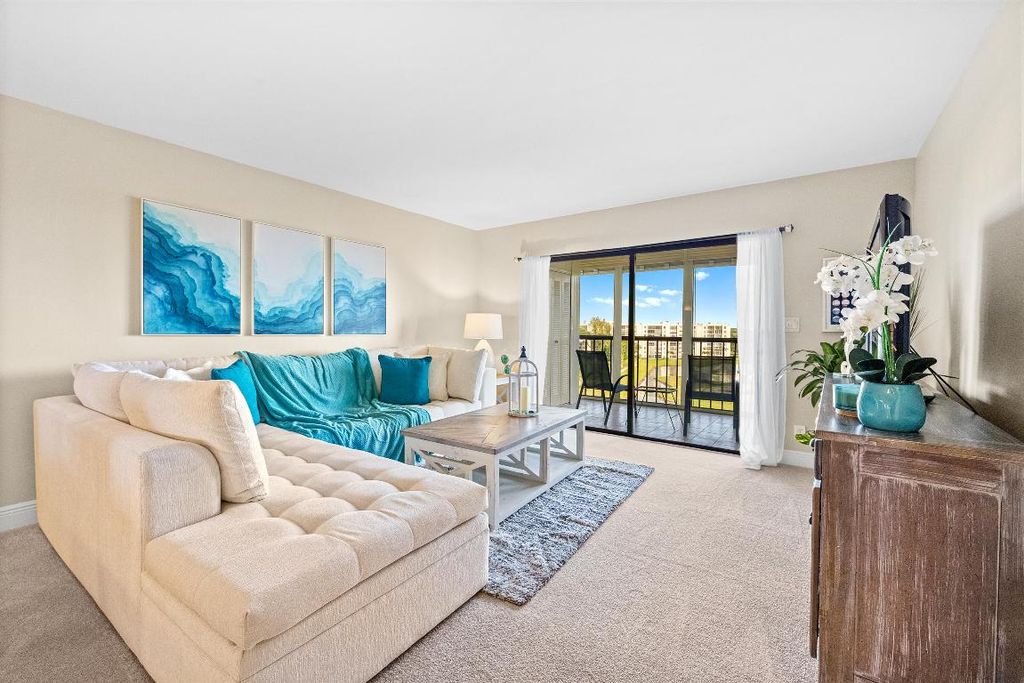 Photo of 7076 Huntington Lane #802, Delray Beach, FL 33446 (MLS # R11154955)