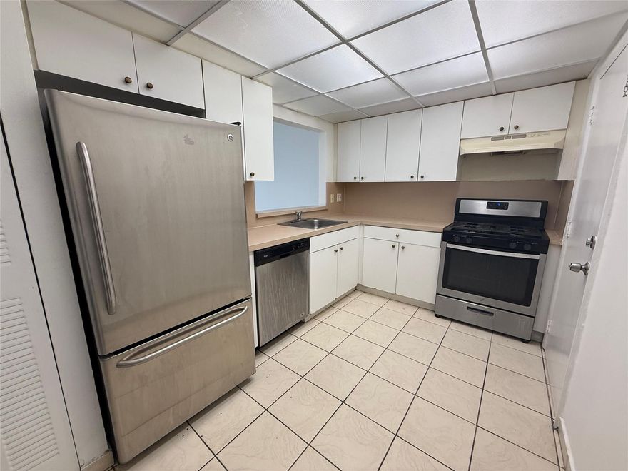 Beautiful 2/2 in Hialeah freshly painted. Ready to move in. Very spacious conveniently located on the 1st floor. Community features lots of amenities such as pool, gym and more! Unit located near shopping centers and major highways. 
LANDLORD REQUIRES 1ST MONTH AND 2 SECURITY DEPOSITS
EASY TO SHOW