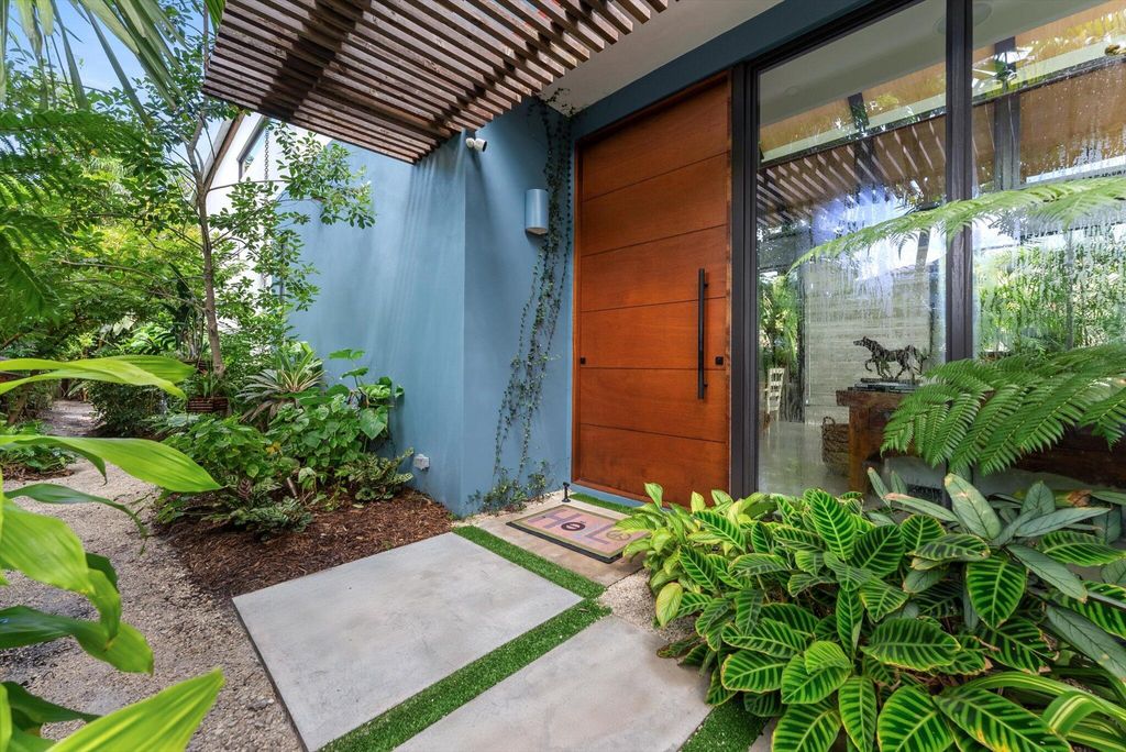 Photo of 105 George Bush Boulevard, Delray Beach, FL 33444 (MLS # R11019371)