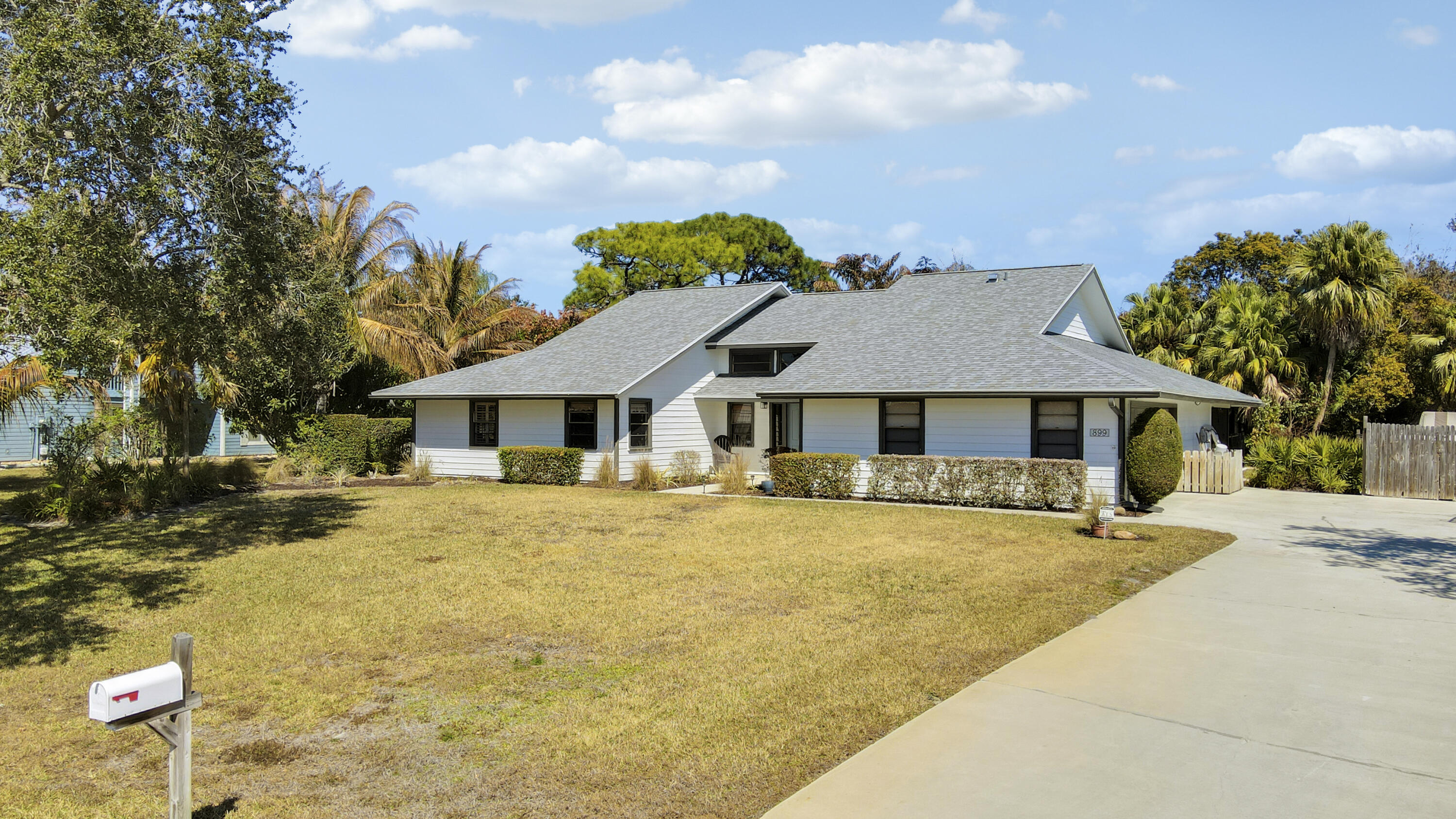 899 NE Juniper Place