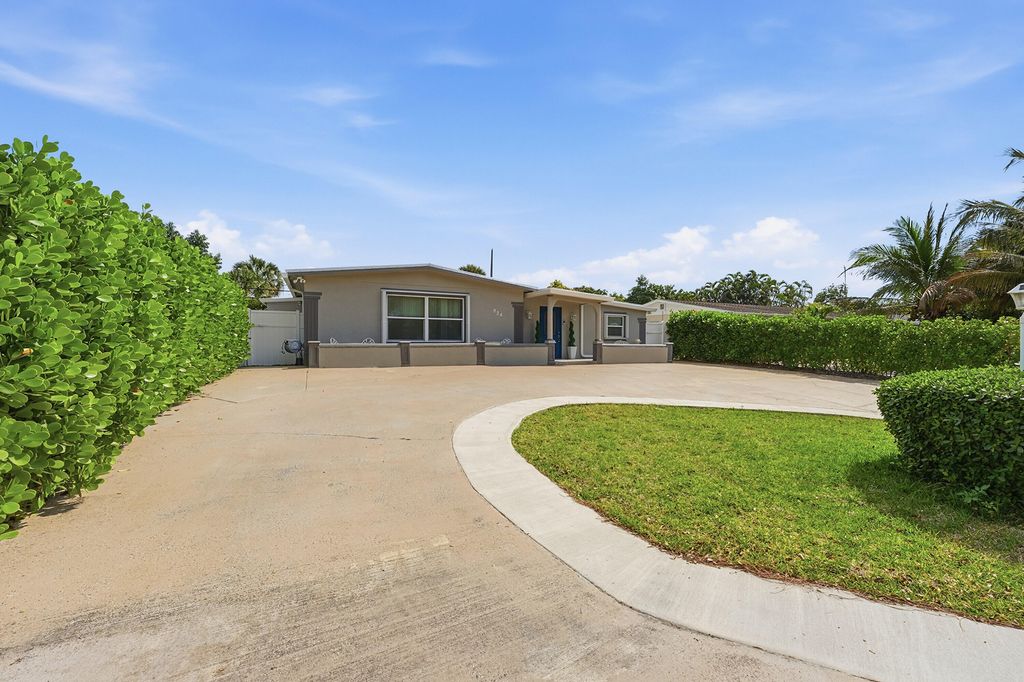 Photo of 924 Sarazen Drive, West Palm Beach, FL 33413 (MLS # R11163339)