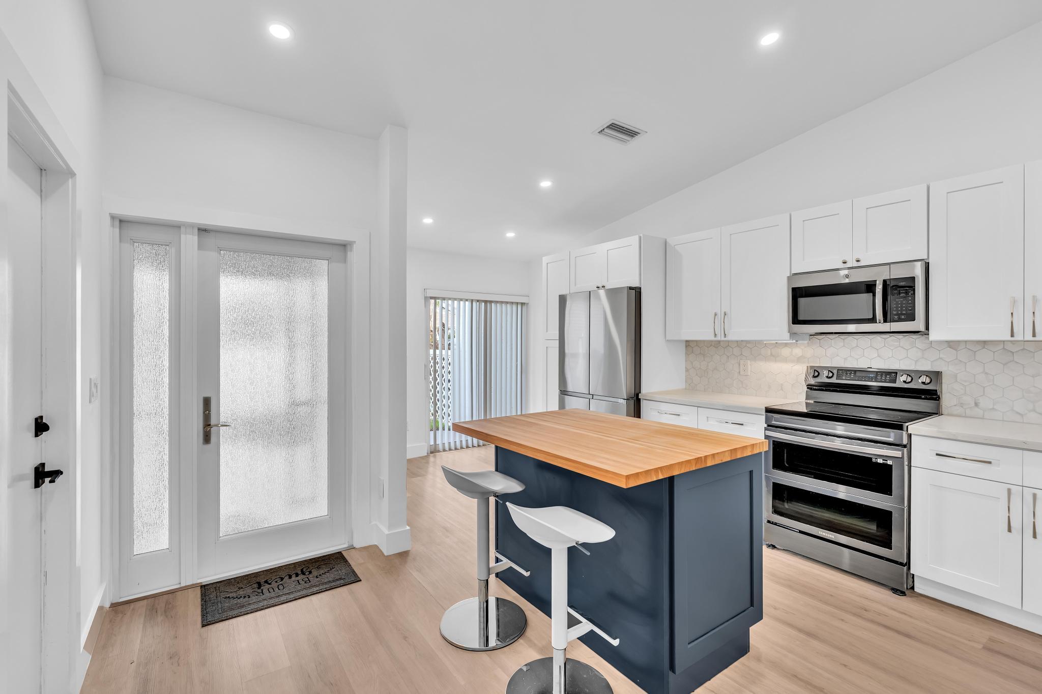 6708 Canary Palm Circle