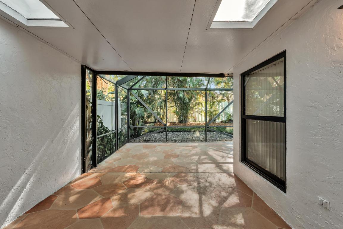 CANARY PALM CLUB - Residential