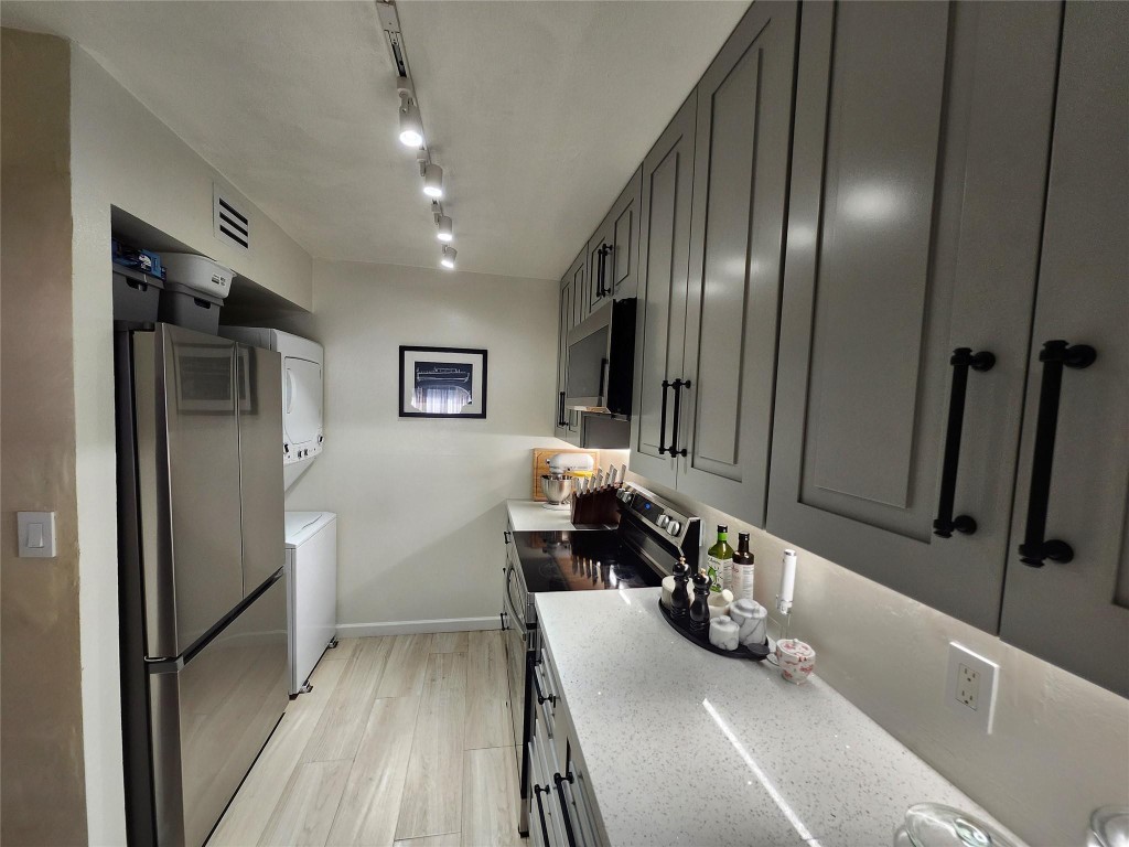 WINDING LAKE - Residential Lease