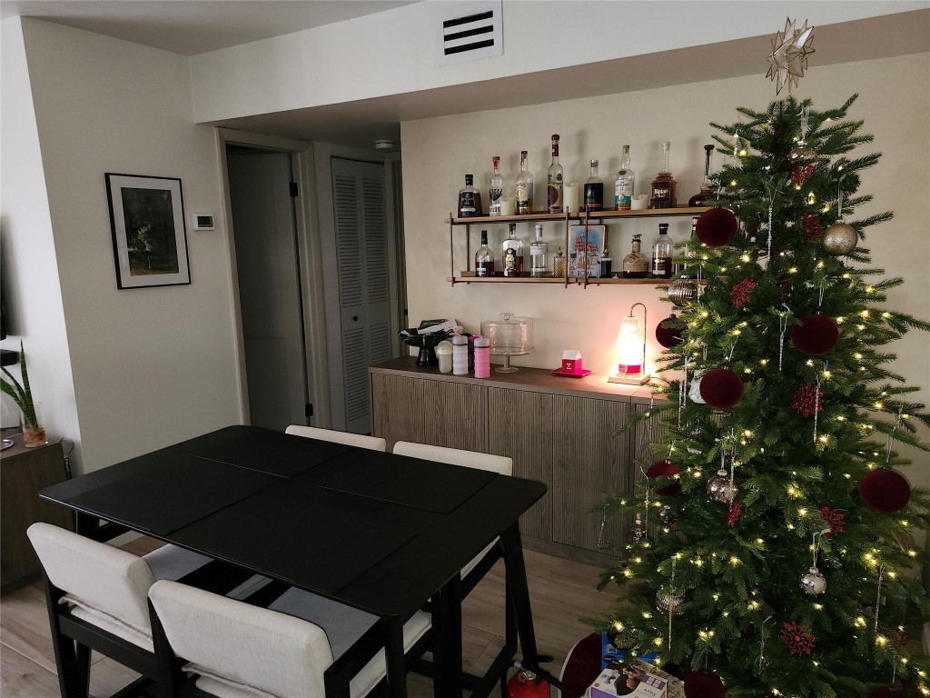 WINDING LAKE - Residential Lease