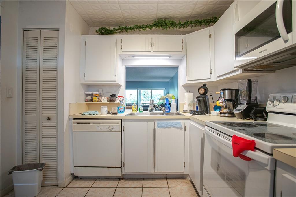 18th HOLE AT INVERRARY - Residential