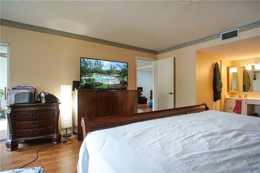 18th HOLE AT INVERRARY - Residential