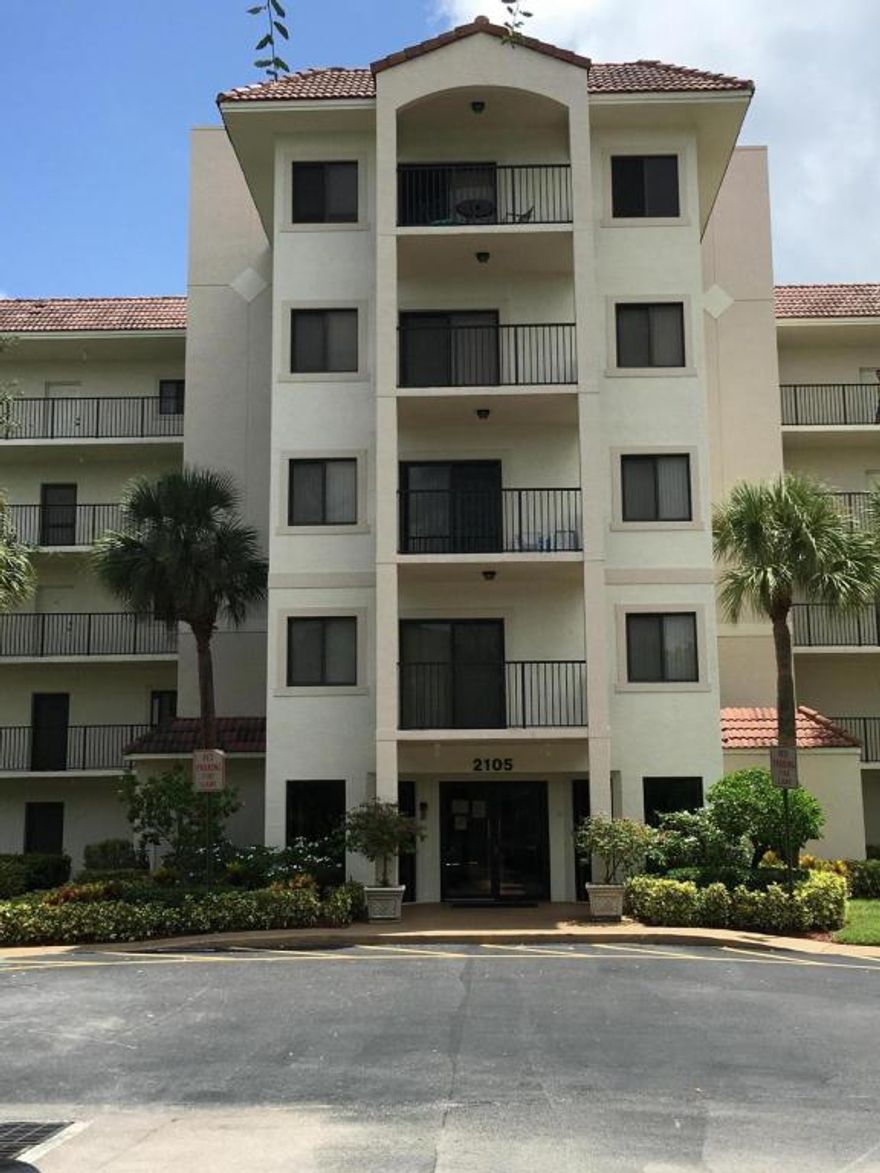 Well maintained 2BDR 2BA Penthouse,Corner Unit with two parking spot.Crown molding,great lake view.Split bedrooms,open kitchen,laundry inside. Hurricane Shutters.Unit has two parking spaces deeded to the condo. Near the Beach and Downtown Atlantic Ave.