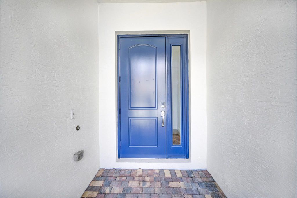 Photo of 5146 Hamilton Court, Palm Beach Gardens, FL 33418 (MLS # R10991671)