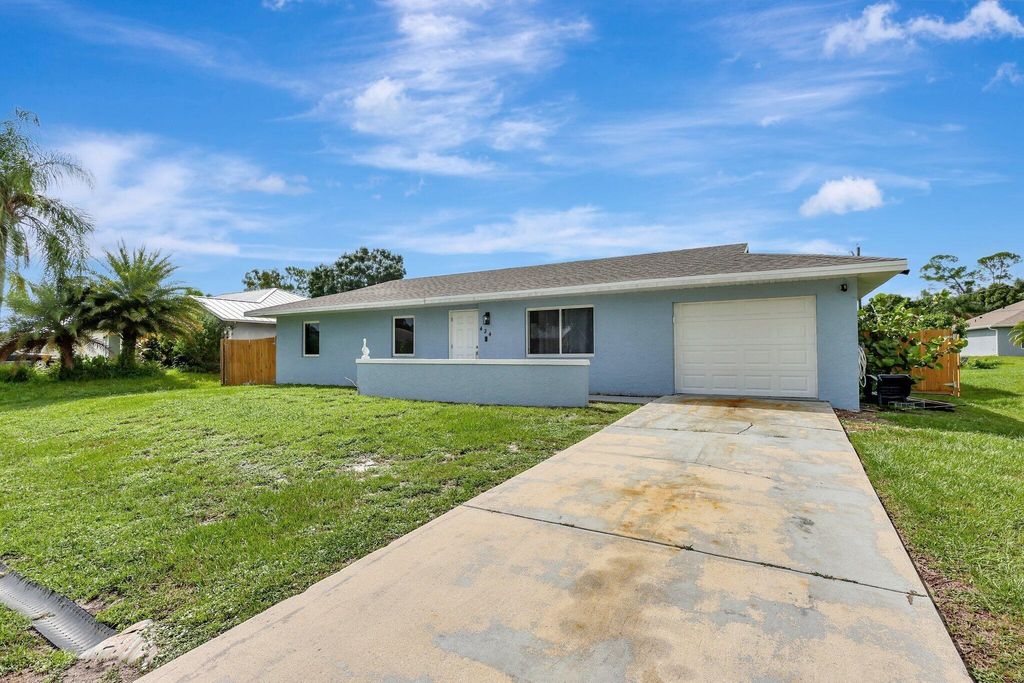 Photo of 424 SE Fallon Drive, Port Saint Lucie, FL 34983 (MLS # R11009271)