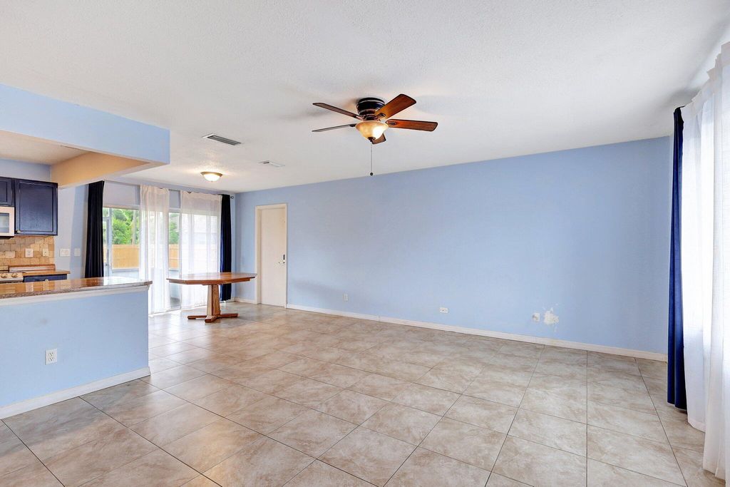 Photo of 424 SE Fallon Drive, Port Saint Lucie, FL 34983 (MLS # R11009271)