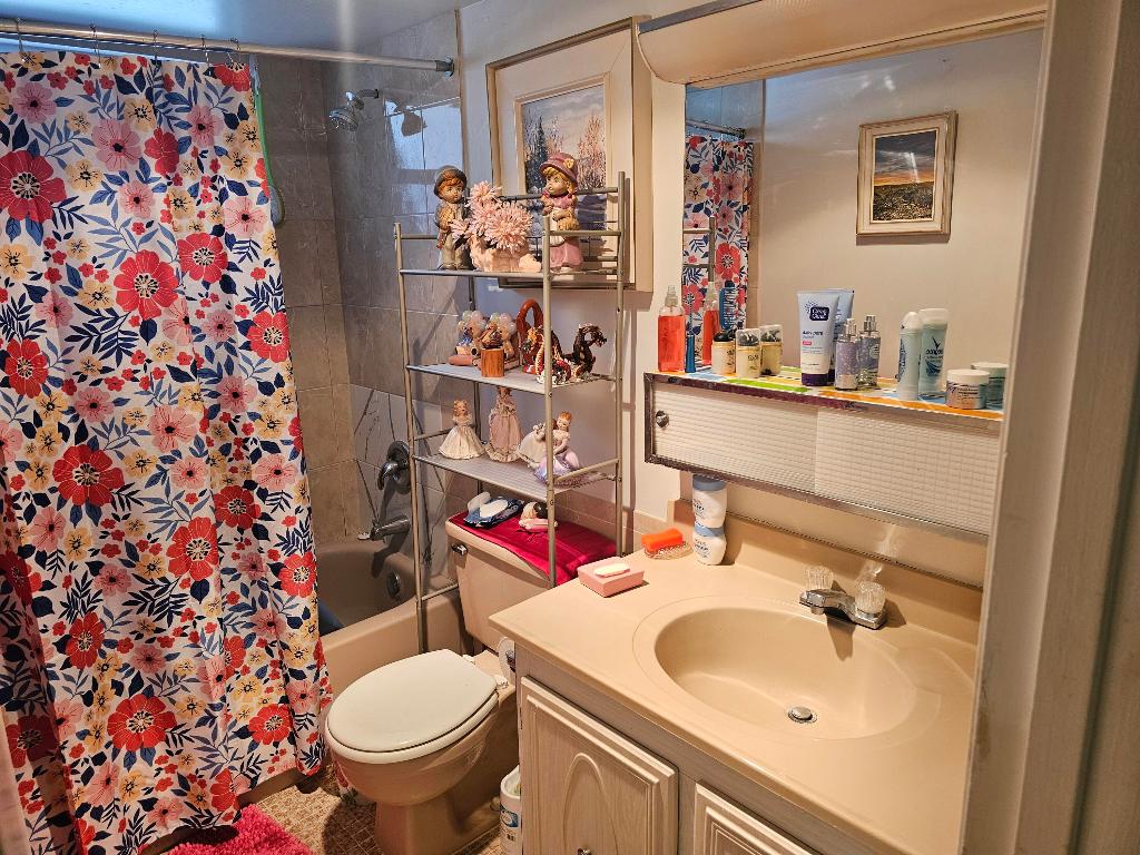 LAKESIDE VILLAGE COND NO 8 - Residential