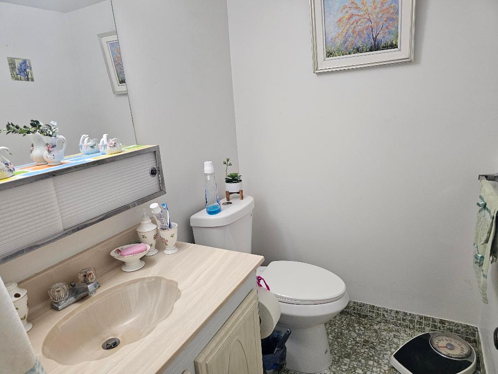 LAKESIDE VILLAGE COND NO 8 - Residential