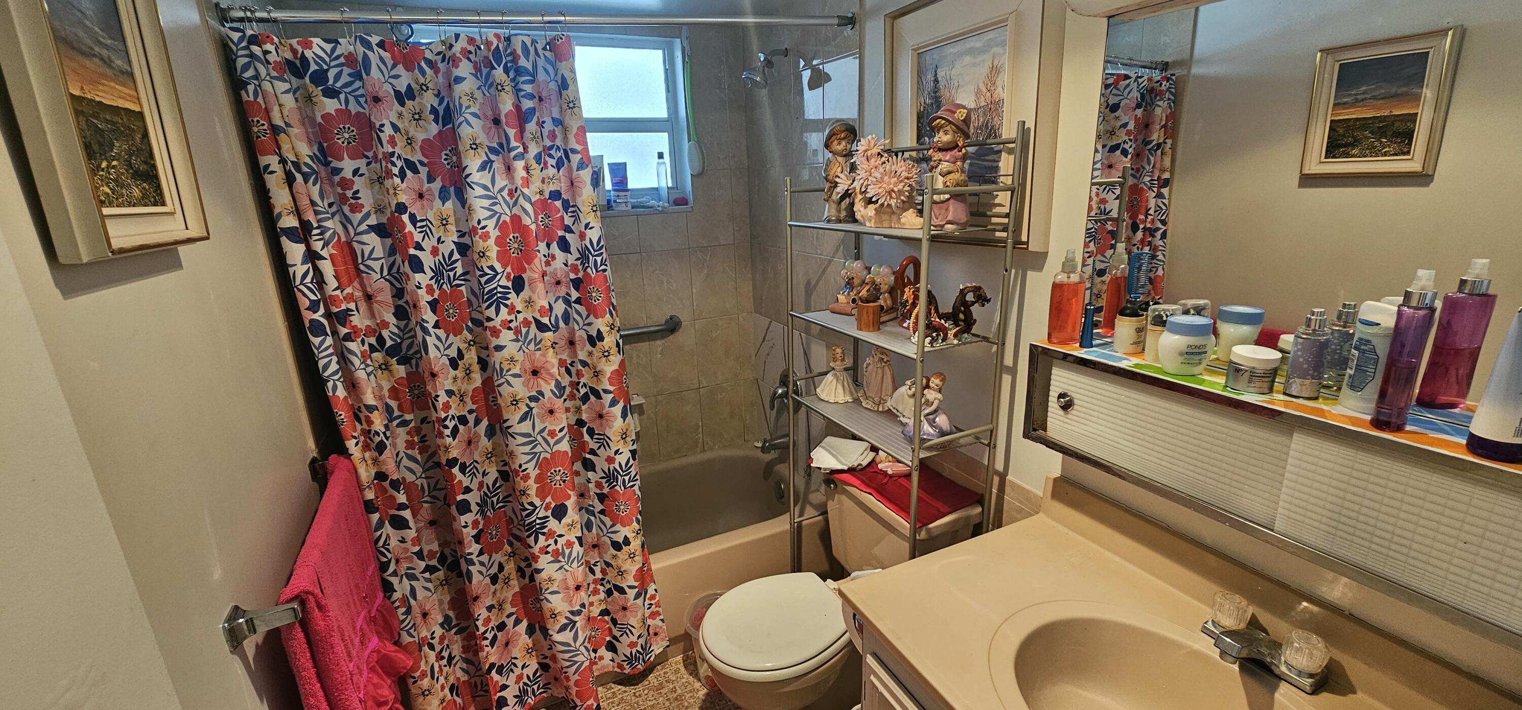 LAKESIDE VILLAGE COND NO 8 - Residential