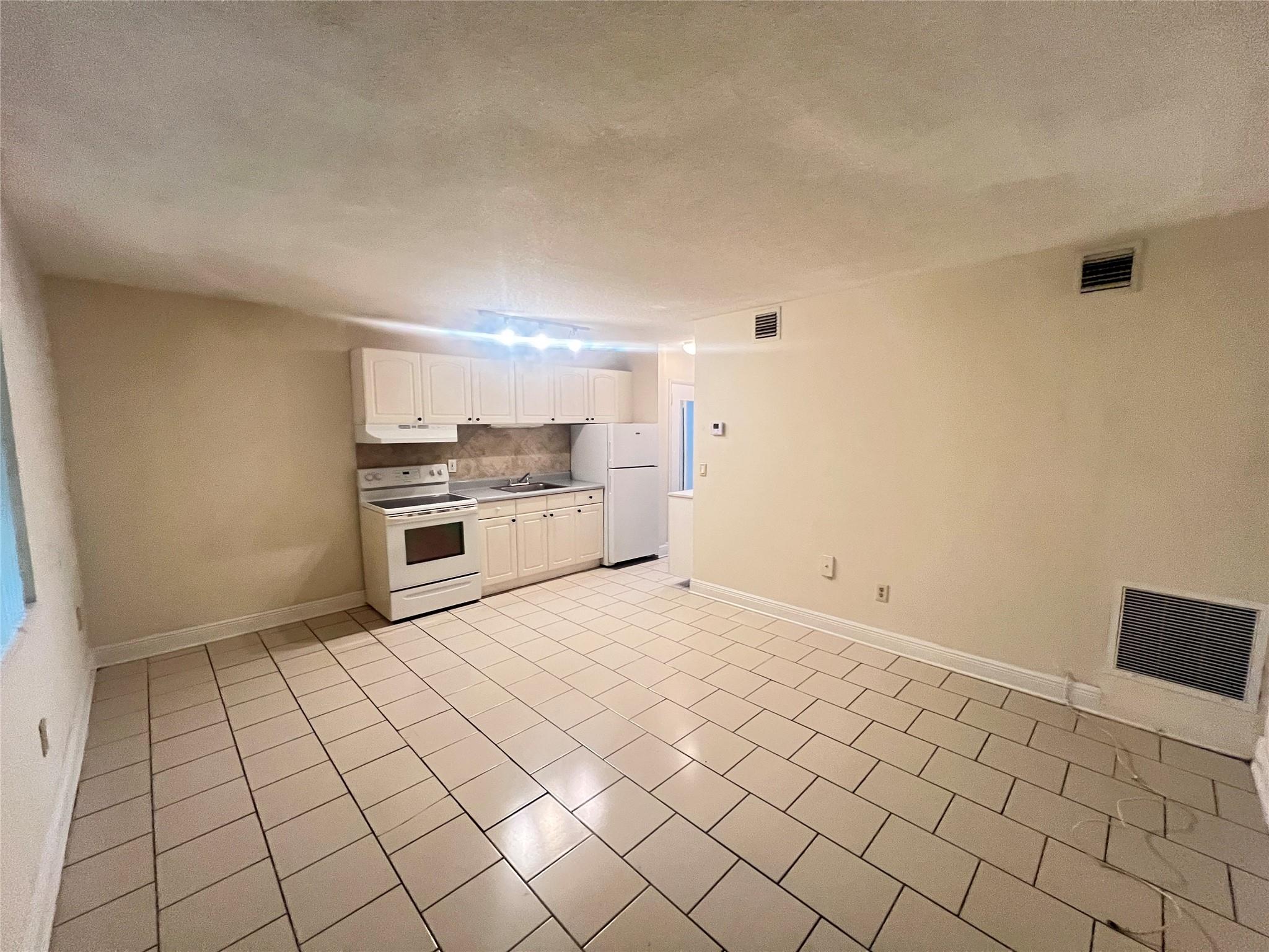 Available now… Charming and Quaint low rise building located on a cul-de-sac close to dining/shopping. The property is fully fenced with lush landscaping within the common areas. Tile floor throughout. Laundry on site.
