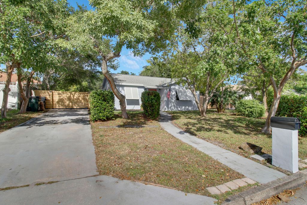 Photo of 1224 19th Avenue N, Lake Worth Beach, FL 33460 (MLS # R11035718)