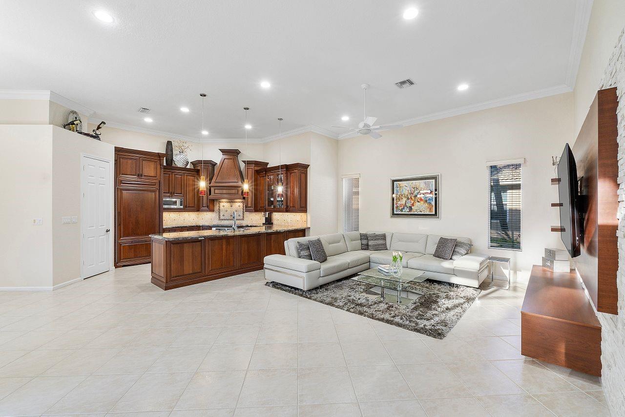 10667 NW 69th St