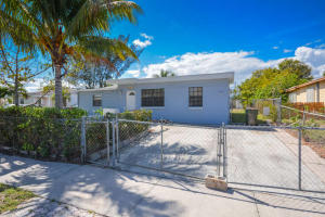 Renovated home with 4 bedrooms and 2 bathrooms, plus an attached studio with kitchenette and bathroom with separate entrance. It features a completely fenced yard, ceramic tile throughout, laundry shed, new kitchen with granite and stainless steel appliances, tankless hot water heater, brand new central air in the home and new window unit in the studio. Rent all of it at this price. Owner willing to close in an add'l bedroom for $250 month addition to rent. Room for garden in backyard, available immediately. Large living, family and dining room, master is large and has walk-in closet. Split bedroom plan. Tenant pays lawn, water & elec.