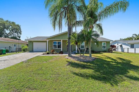 422 SE Lamon Lane Port St Lucie FL 34983