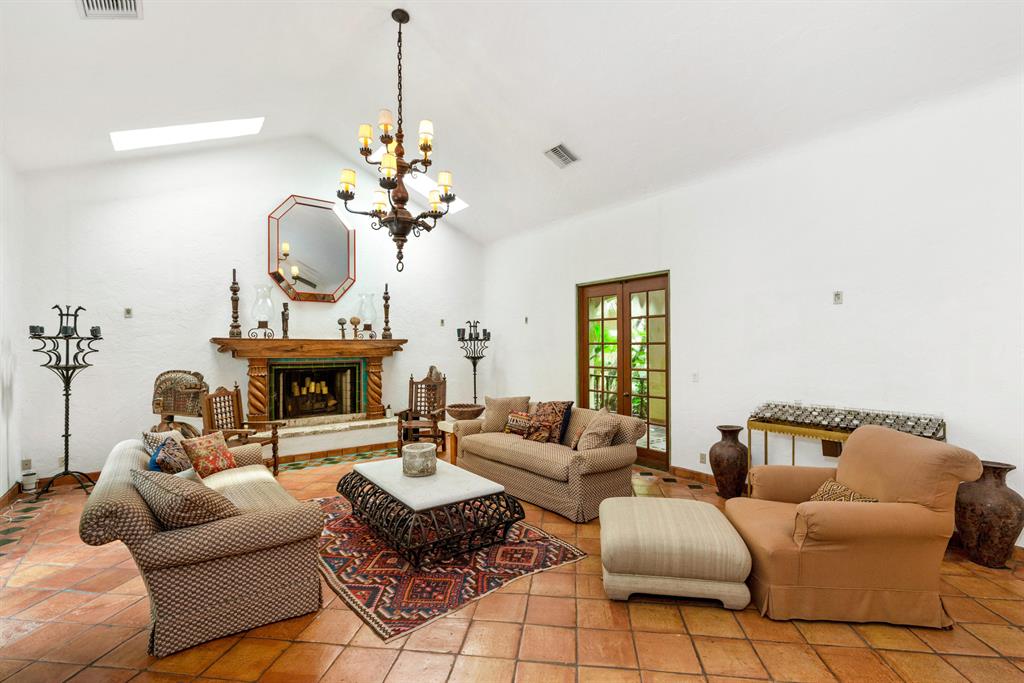 BIENESTAR CONDO - Residential