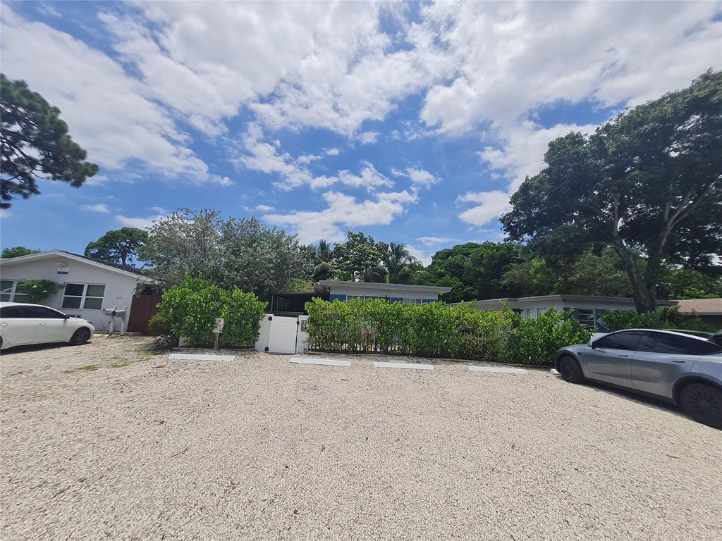 Photo of 898 NE 40th St #2, Oakland Park, FL 33334 (MLS # F10444640)